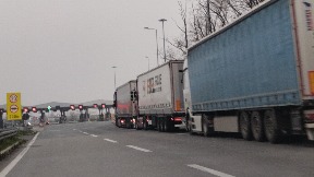 Kamioni čekaju tri sata